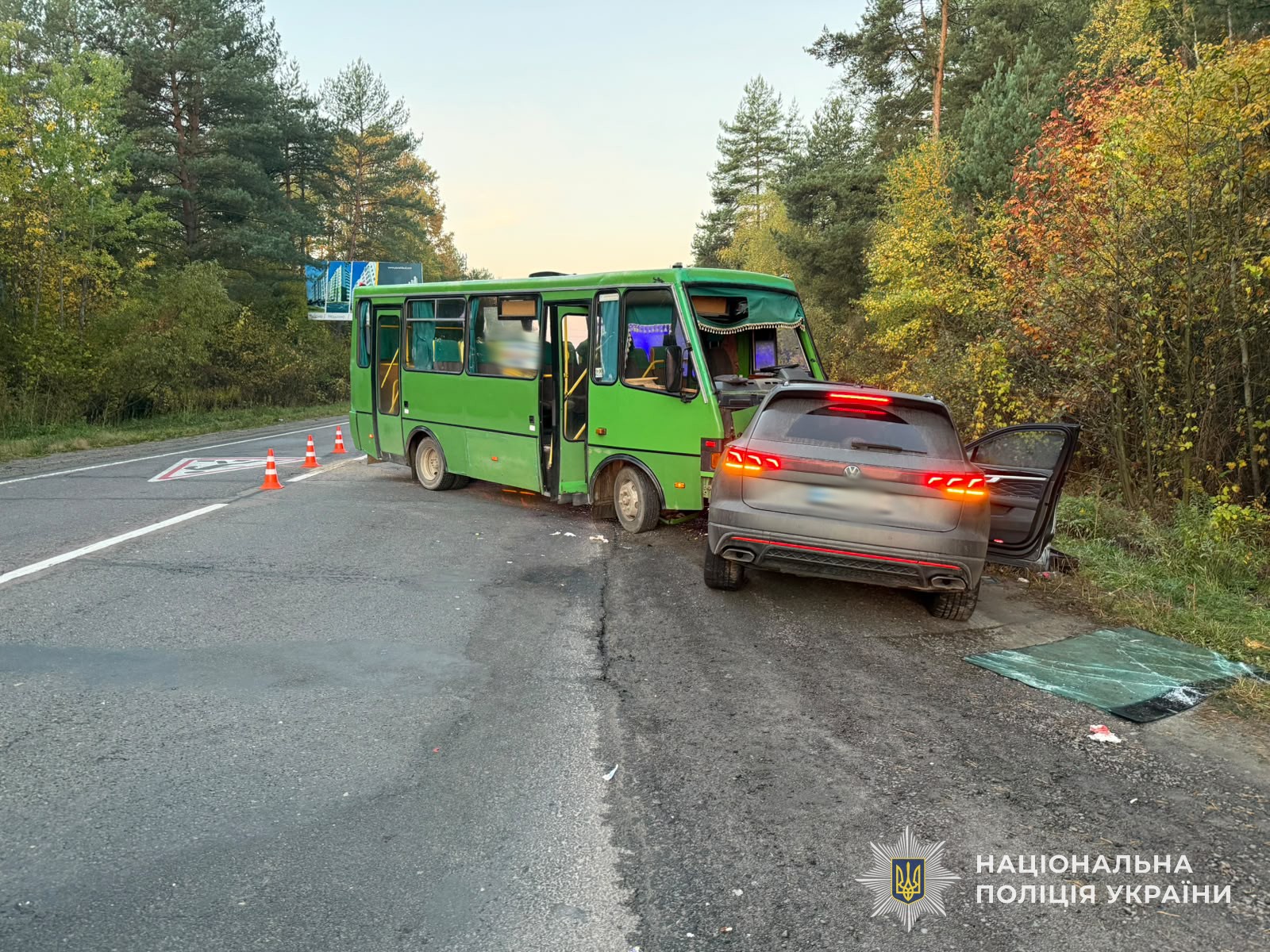 Фото: во Львовской области столкнулись автобус и внедорожник (lv.npu.gov.ua)