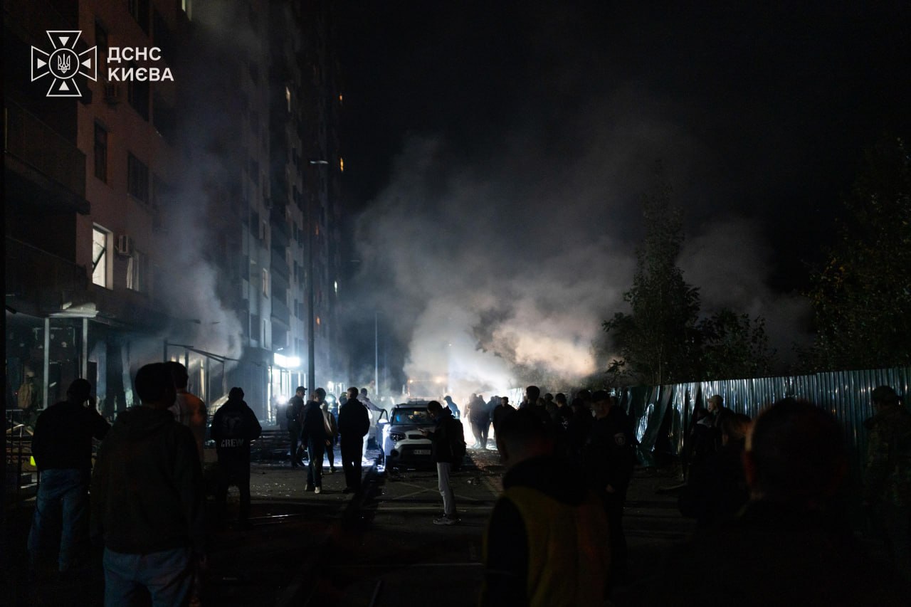 У Києві через нічну атаку РФ палала висотка і склад, одна людина постраждала