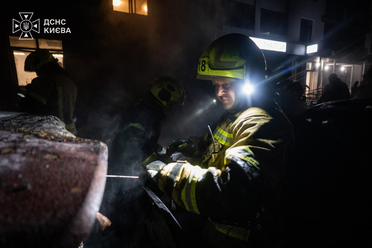 У Києві через нічну атаку РФ палала висотка і склад, одна людина постраждала