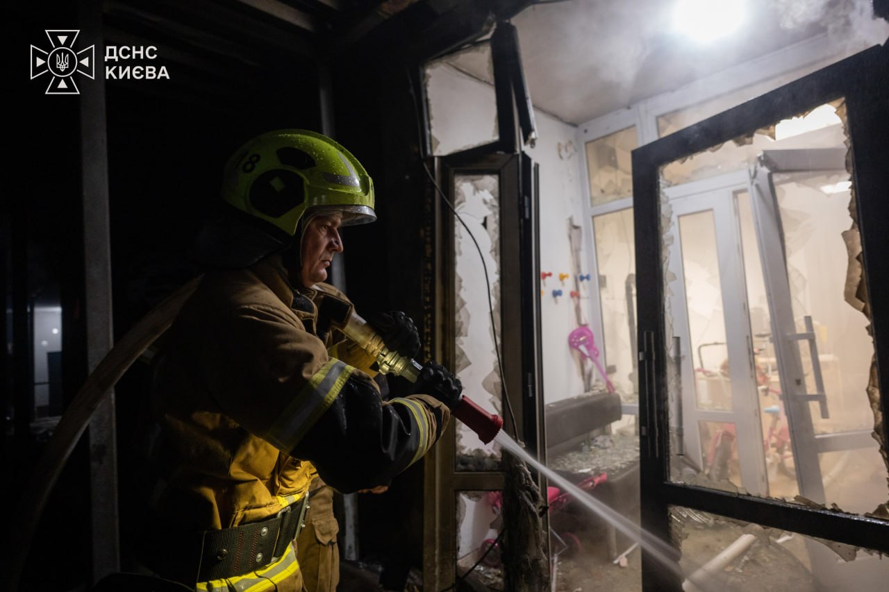 У Києві через нічну атаку РФ палала висотка і склад, одна людина постраждала