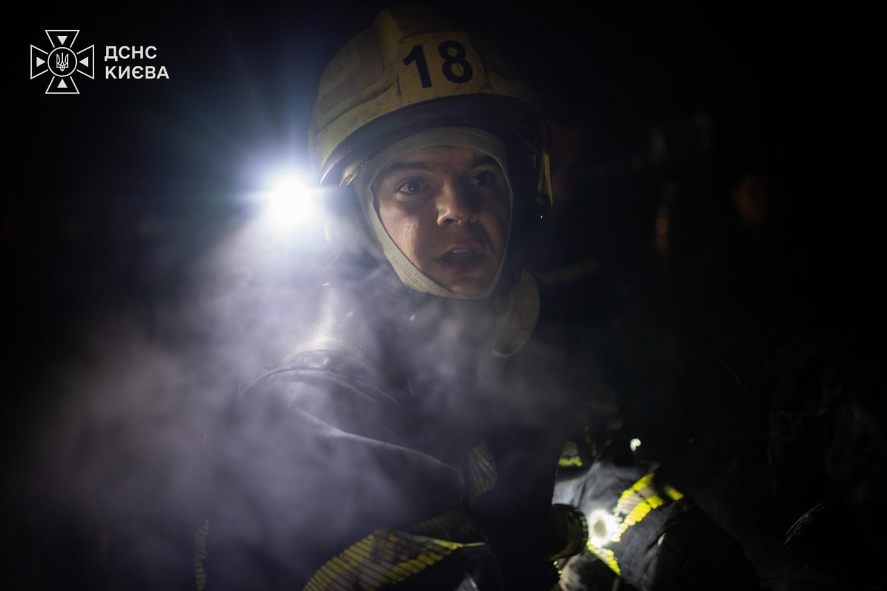 У Києві через нічну атаку РФ палала висотка і склад, одна людина постраждала