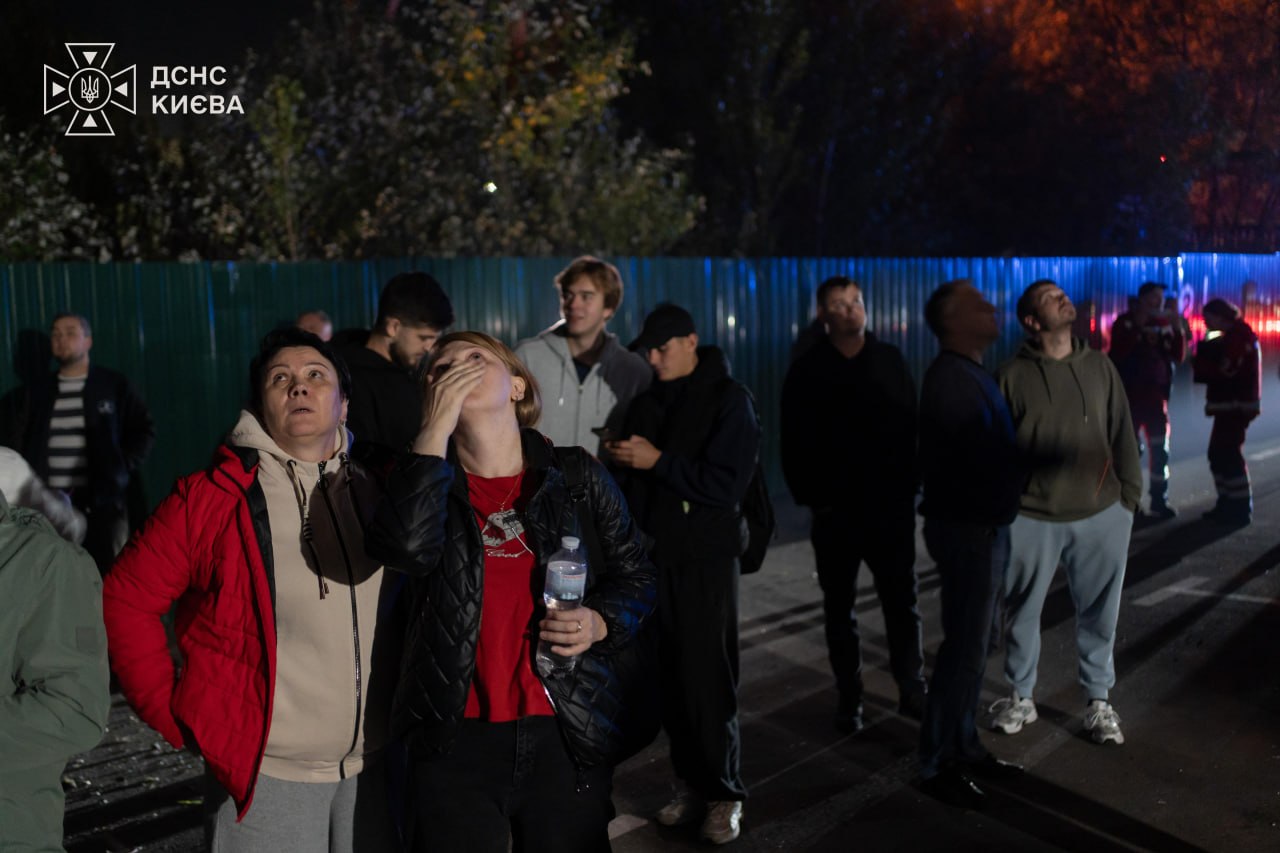 У Києві через нічну атаку РФ палала висотка і склад, одна людина постраждала