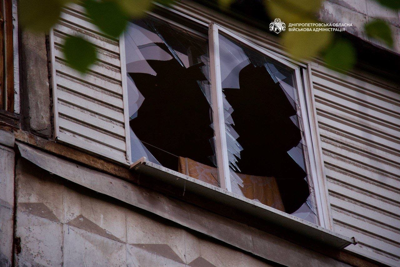 РФ вдарила КАБами по Дніпру: є поранений, пошкоджені будинки та транспортна інфраструктура
