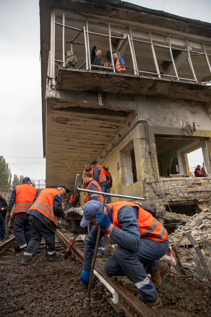 Кличко показав наслідки обстрілу біля метро "Чернігівська" (фото: t.me/vitaliy_klitschko) Обстріл станції "Чернігівська": коли запрацює метро та який ще транспорт запустили