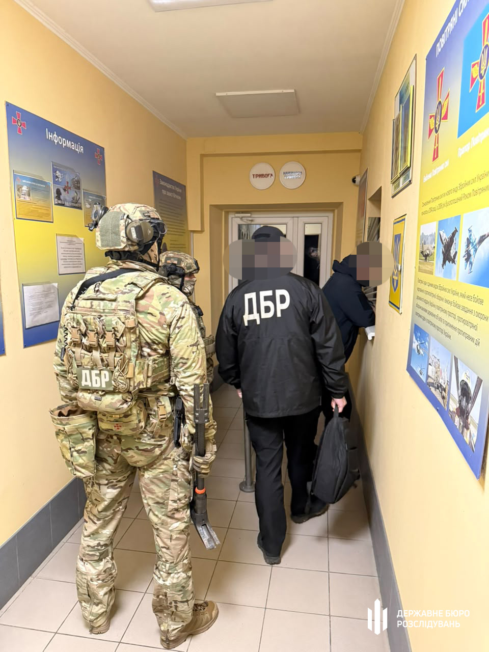 Катування та хабарі: у Чернівецькому ТЦК затримали керівника та його підлеглих