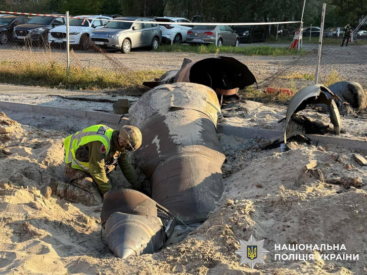 У Києві посеред будинків розміновують нездетоновану балістичну ракету РФ (фото)