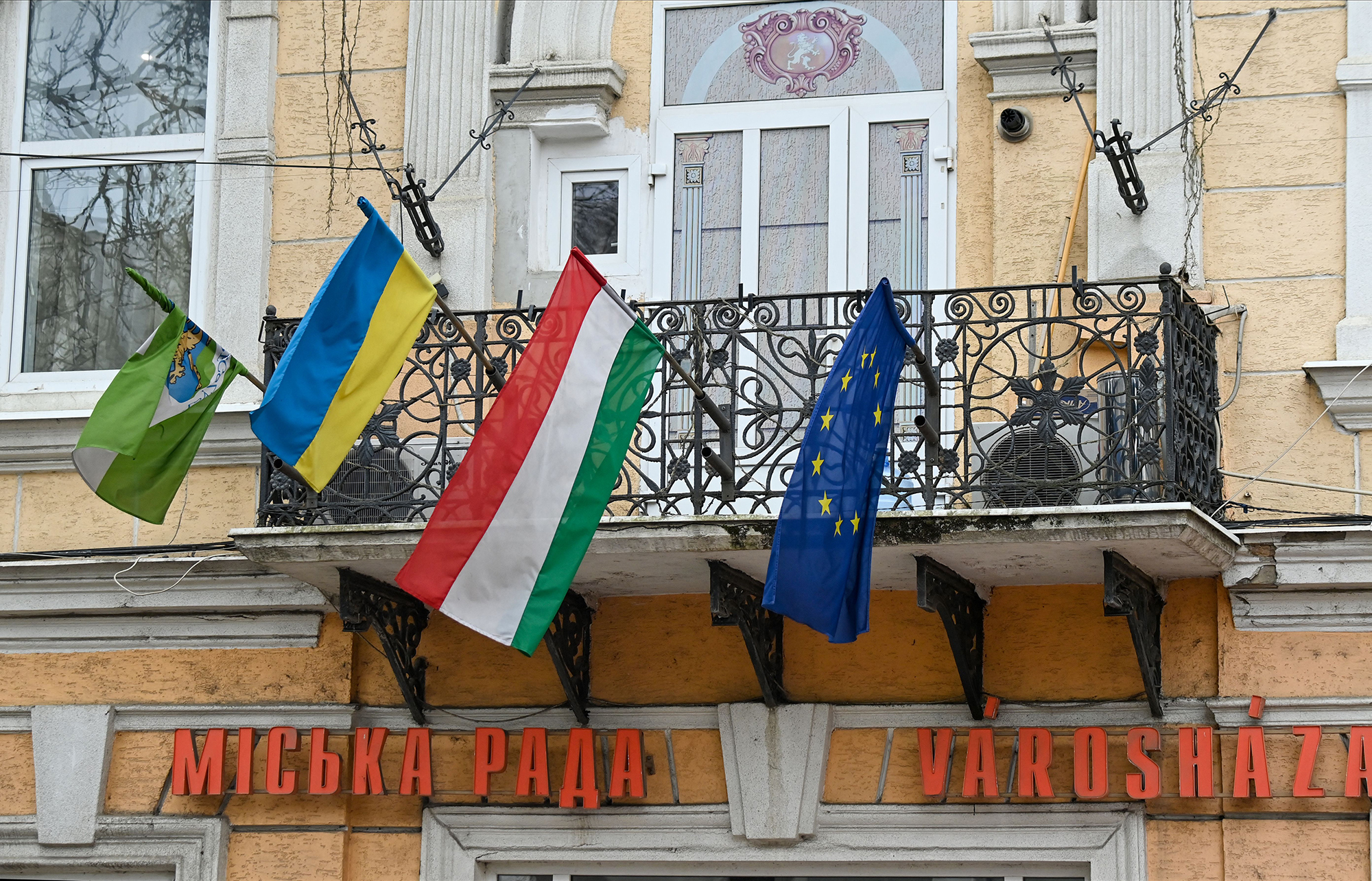 Мова, нафта та ЄС: як Україна та Угорщина домовляються попри публічні сварки
