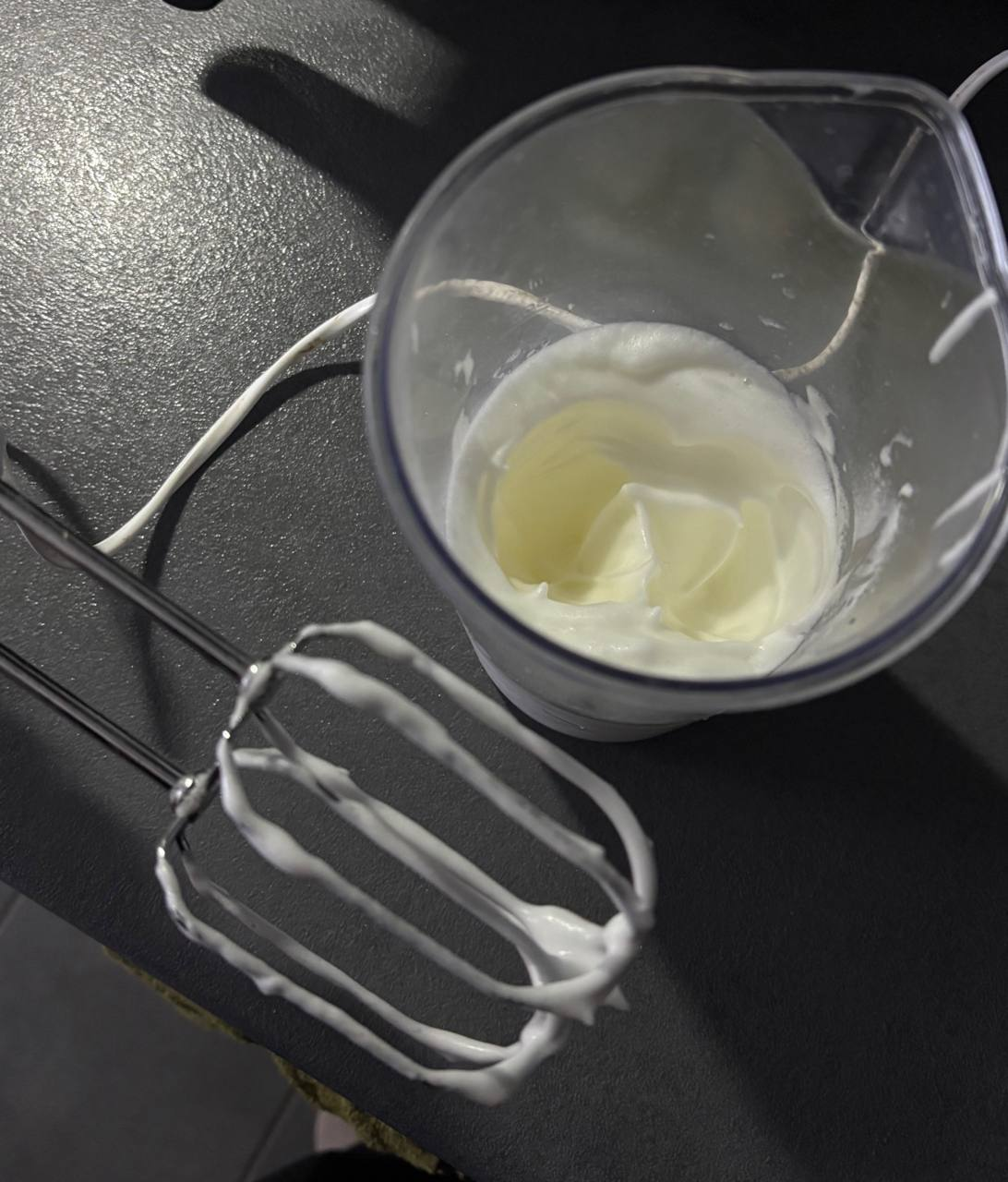 Яєчні білки, збиті до стійких піків