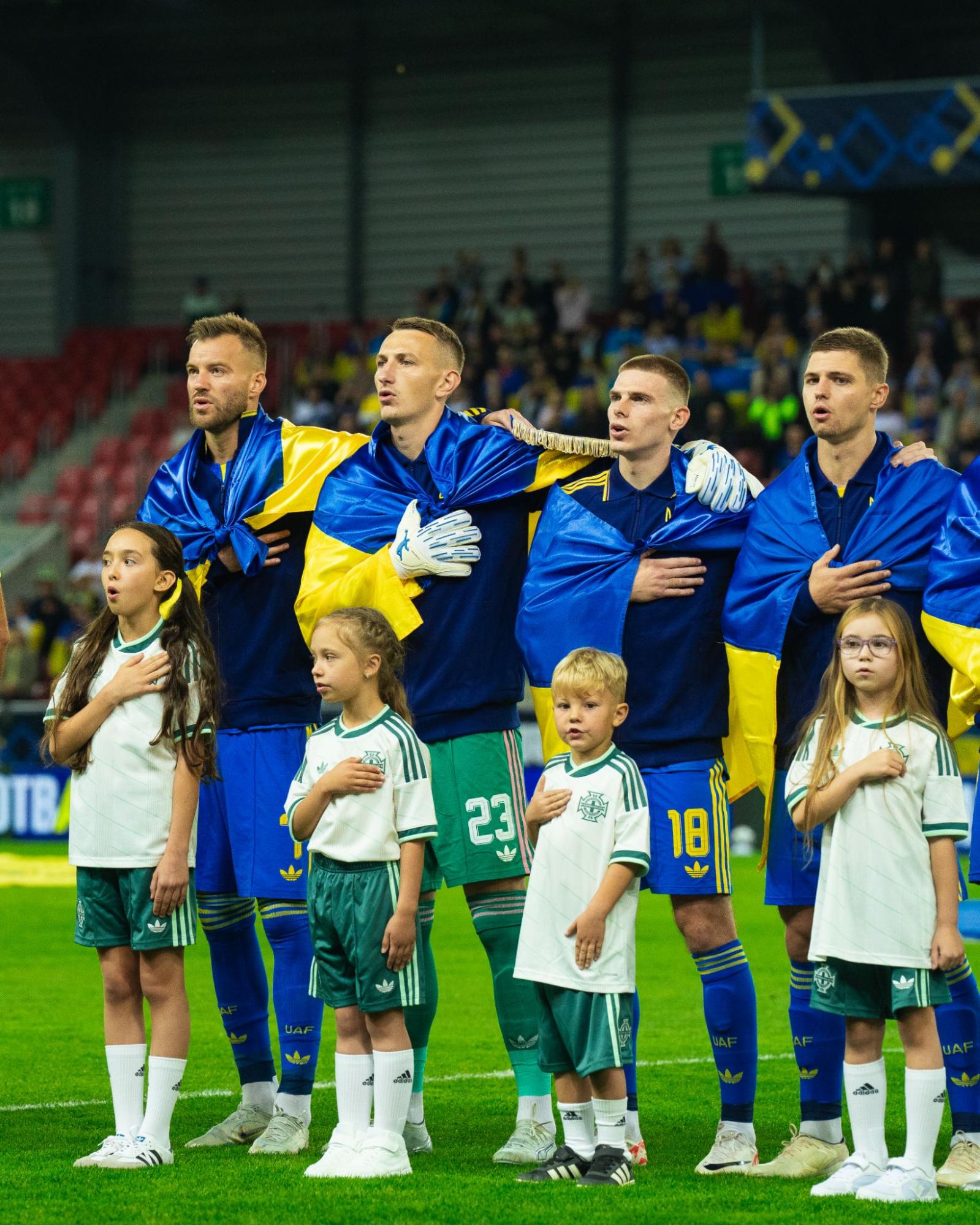 За руку з мрією: діти українських військових вивели національну збірну на матч Ліги націй