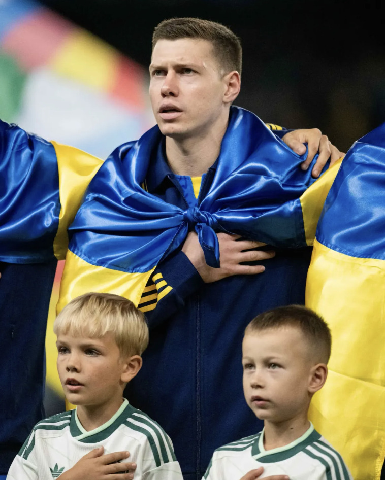 За руку з мрією: діти українських військових вивели національну збірну на матч Ліги націй