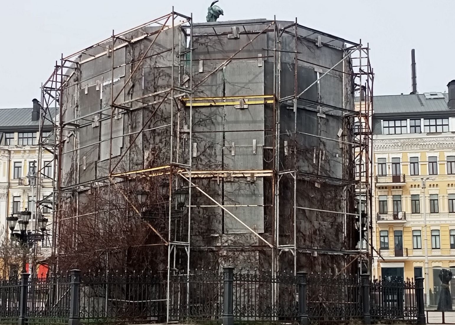 Для чого знімають захист із пам'ятників у Києві: пояснення КМДА