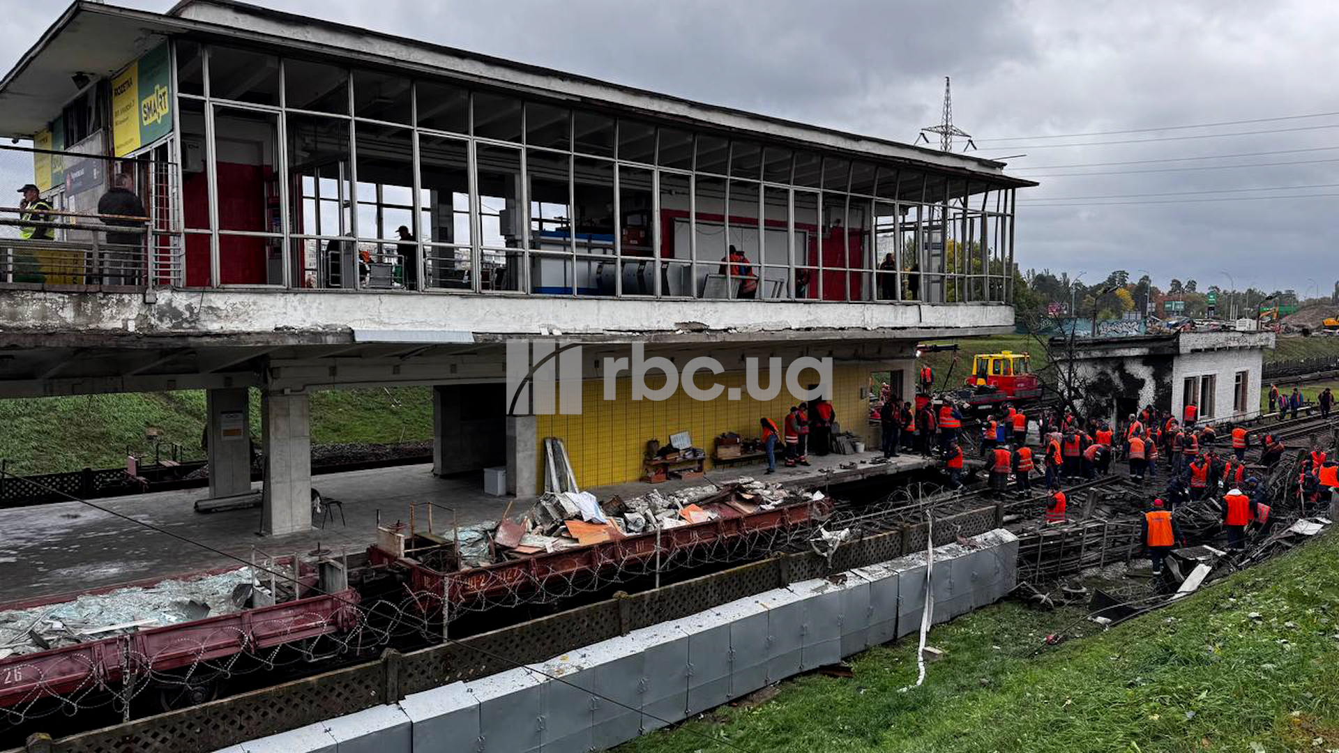 Удар по "Чернігівській" в Києві: який вигляд має станція та чи працює метро (фото, відео)