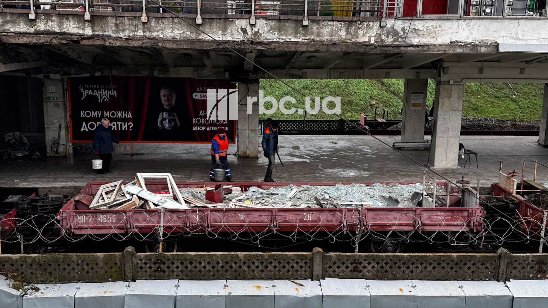 Удар по "Чернігівській" в Києві: який вигляд має станція та чи працює метро (фото, відео)