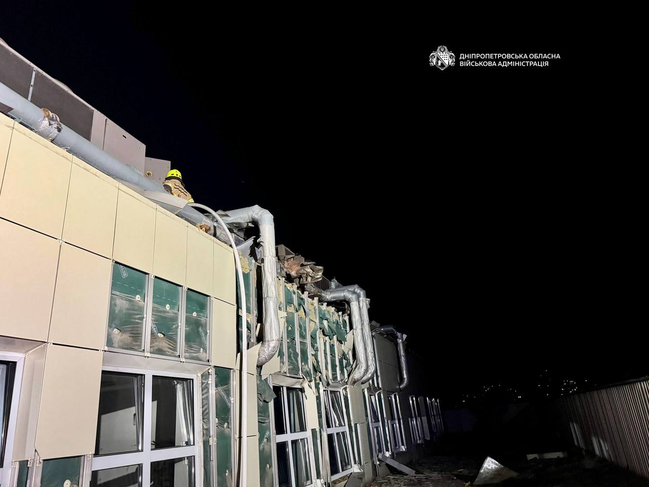Росіяни втретє вдарили поруч із міськрадою Дніпра, у середмісті горів бізнес-центр