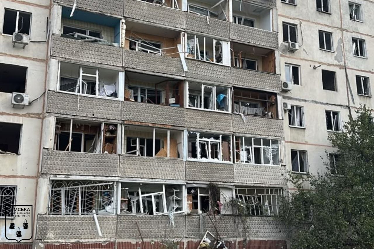 Росіяни вдарили КАБами по Сумах: пошкоджена багатоповерхівка, є постраждалі