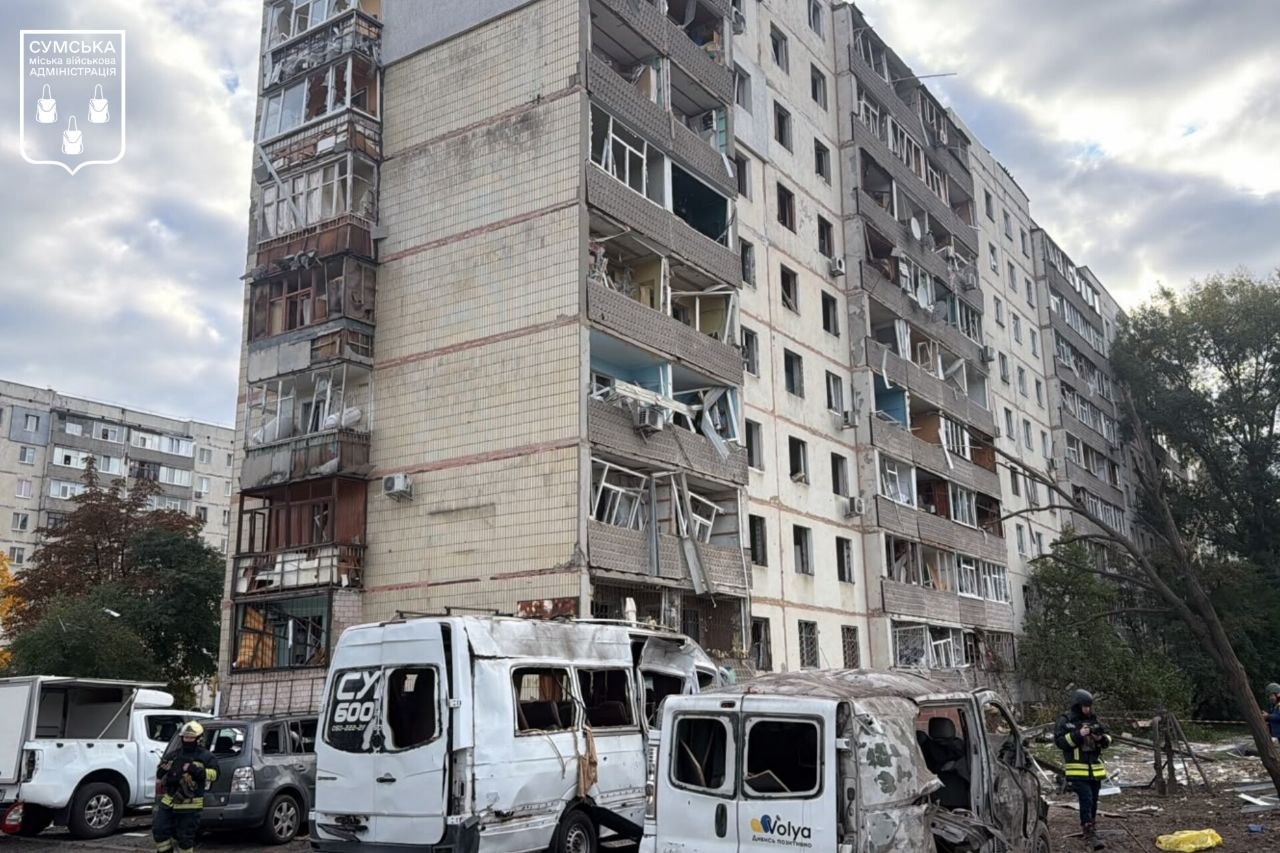 Росіяни вдарили КАБами по Сумах: пошкоджена багатоповерхівка, є постраждалі