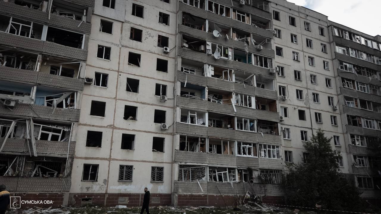 Росіяни вдарили КАБами по Сумах: пошкоджена багатоповерхівка, є постраждалі
