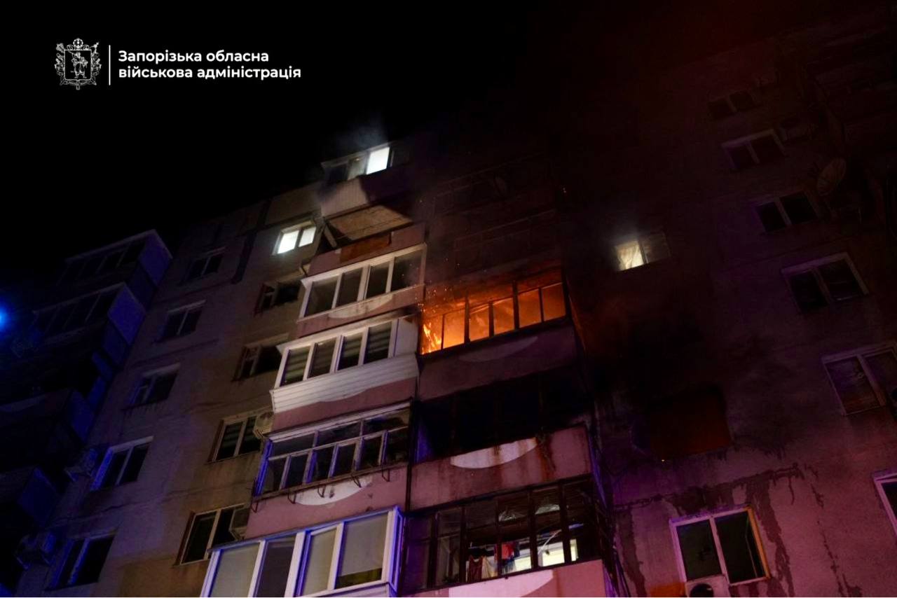 Россияне ударили по многоэтажке в Запорожье