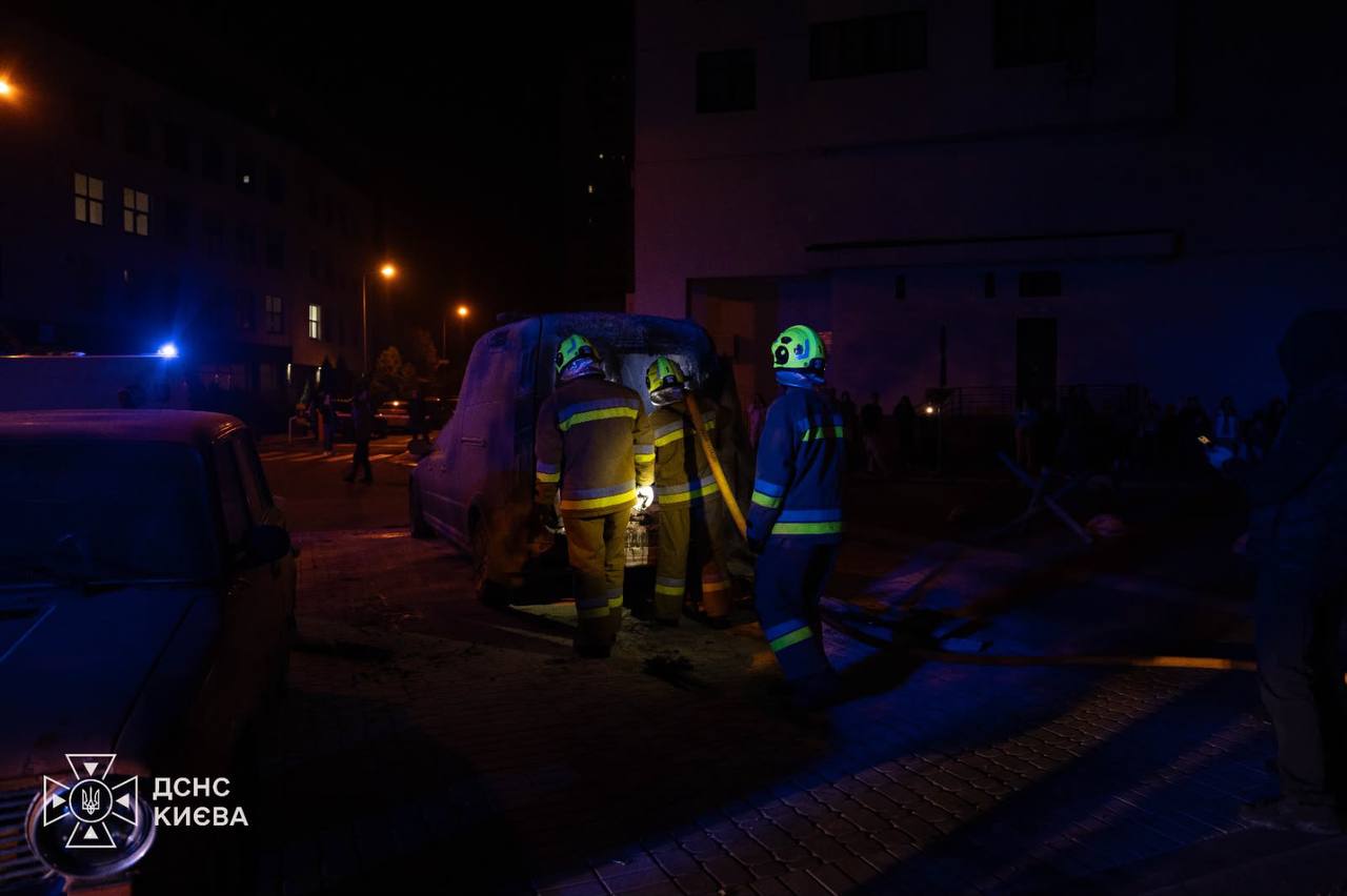 В Києві уламки дрона впали біля будинку, спалахнули автомобілі