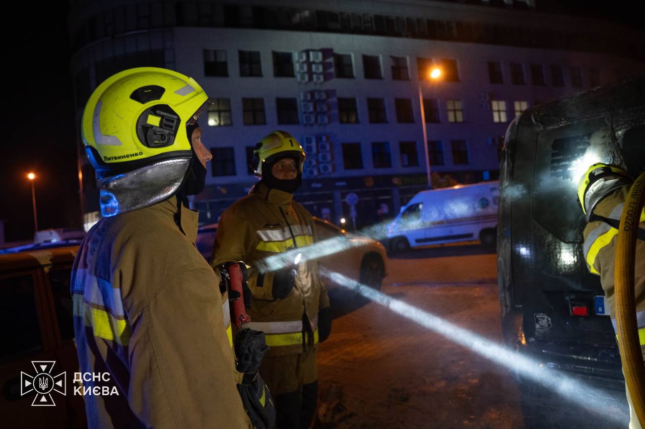 В Києві уламки дрона впали біля будинку, спалахнули автомобілі