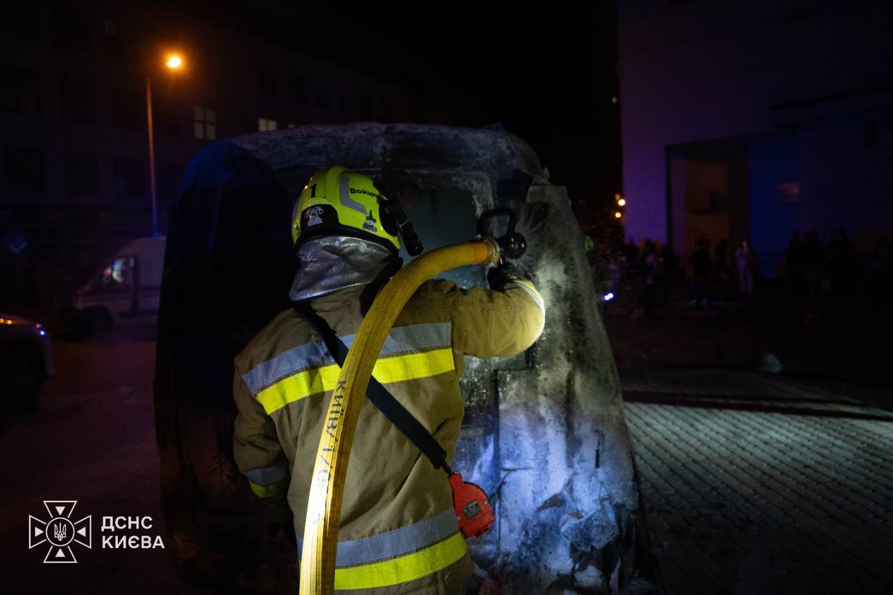 В Києві уламки дрона впали біля будинку, спалахнули автомобілі