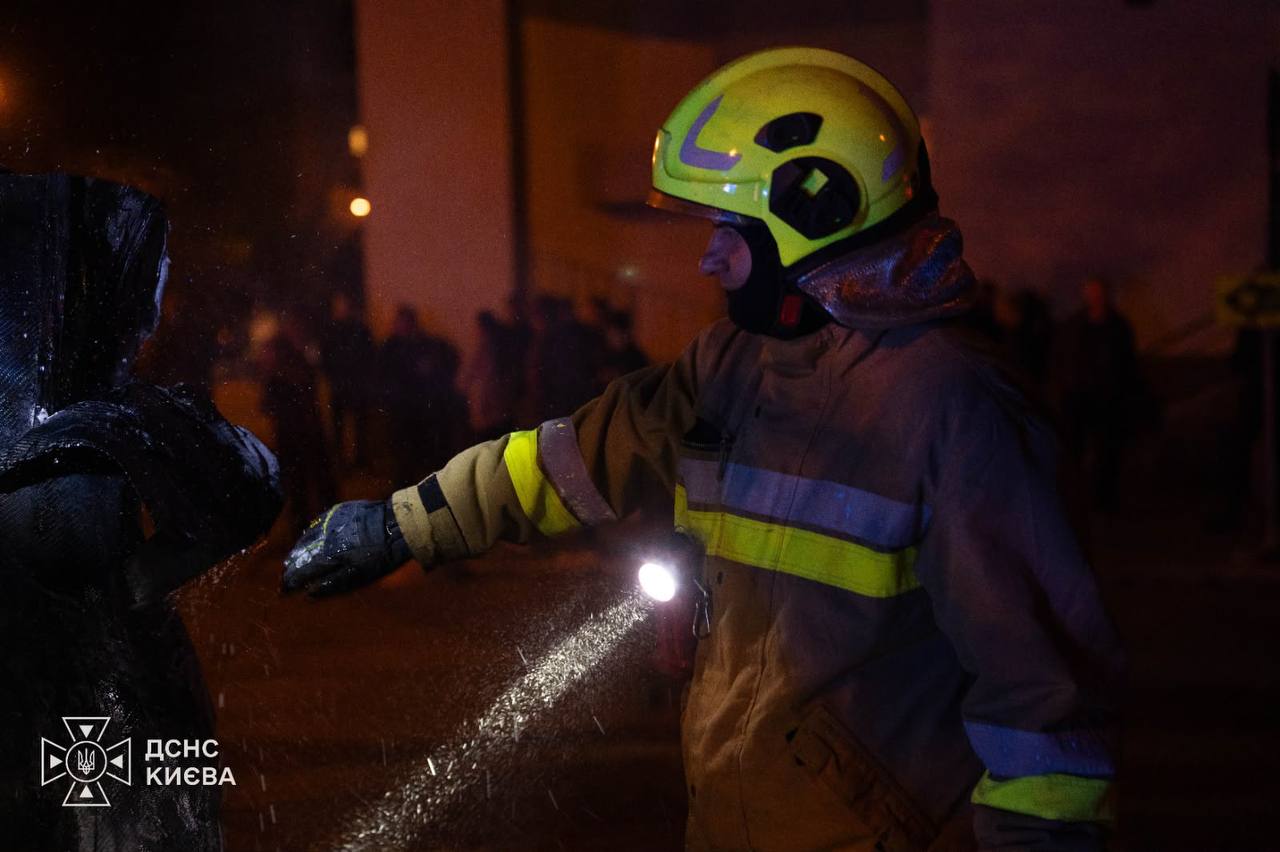 В Києві уламки дрона впали біля будинку, спалахнули автомобілі