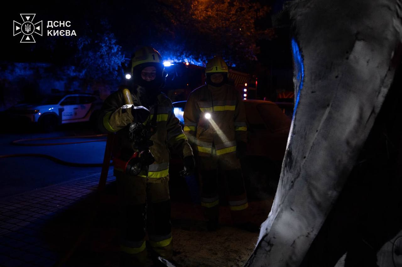 В Києві уламки дрона впали біля будинку, спалахнули автомобілі