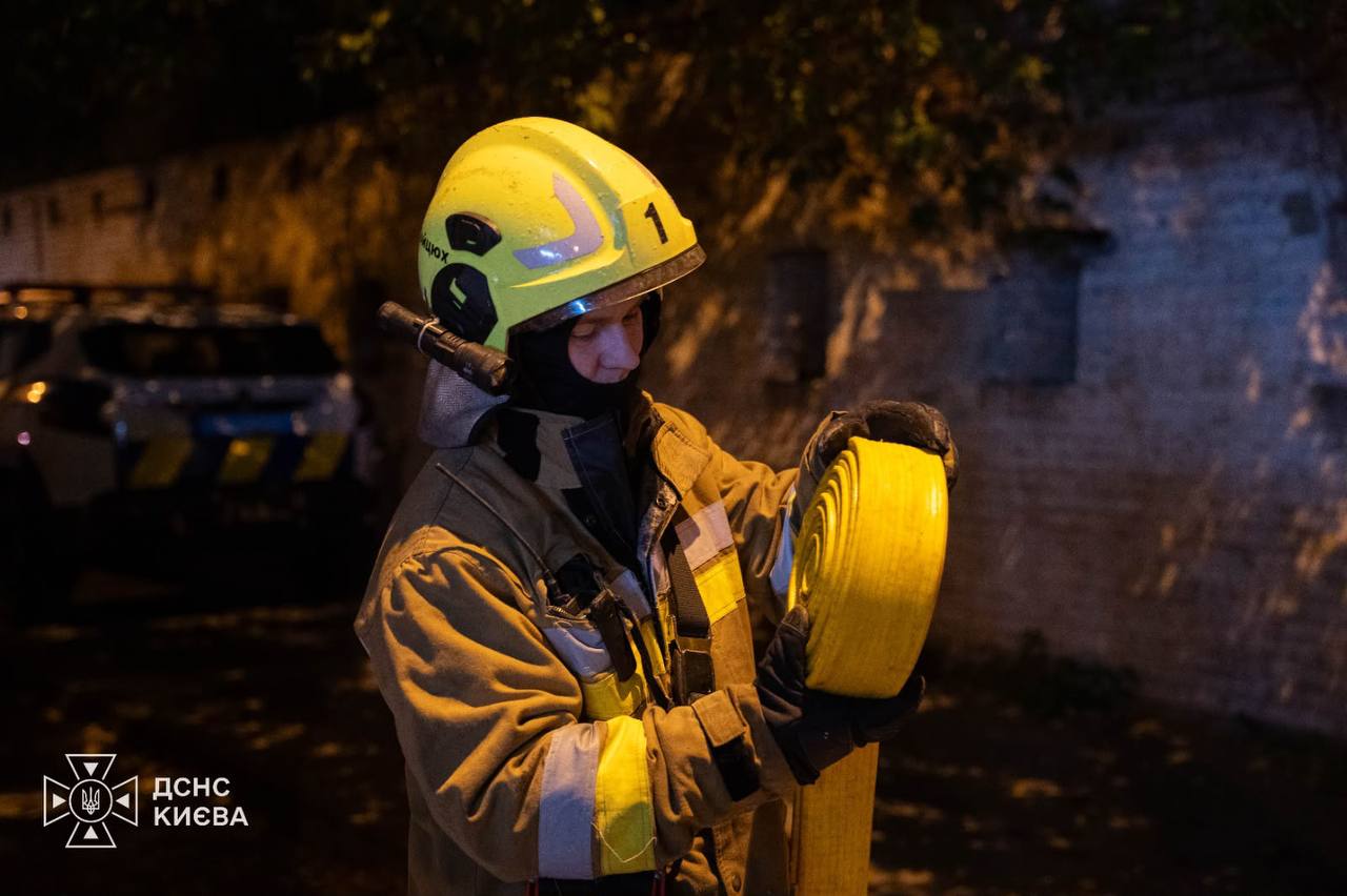 В Києві уламки дрона впали біля будинку, спалахнули автомобілі