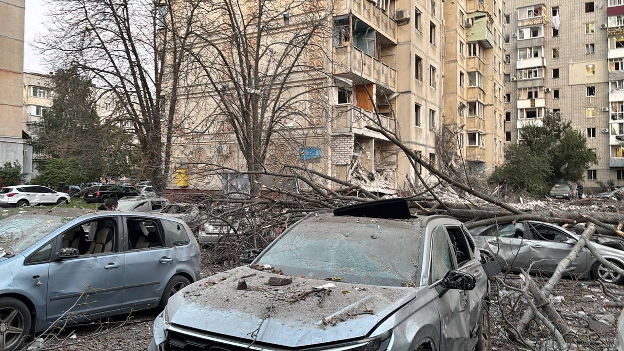 Вибиті вікна та понівечені фасади: Росія вдарила по житлових кварталах Кременчука (фото)