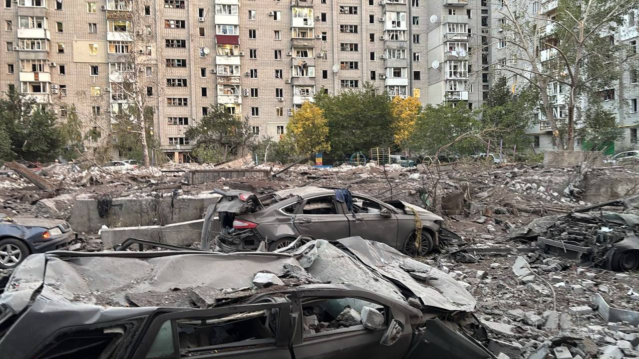 Вибиті вікна та понівечені фасади: Росія вдарила по житлових кварталах Кременчука (фото)