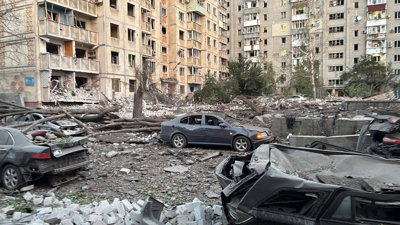 Вибиті вікна та понівечені фасади: Росія вдарила по житлових кварталах Кременчука (фото)