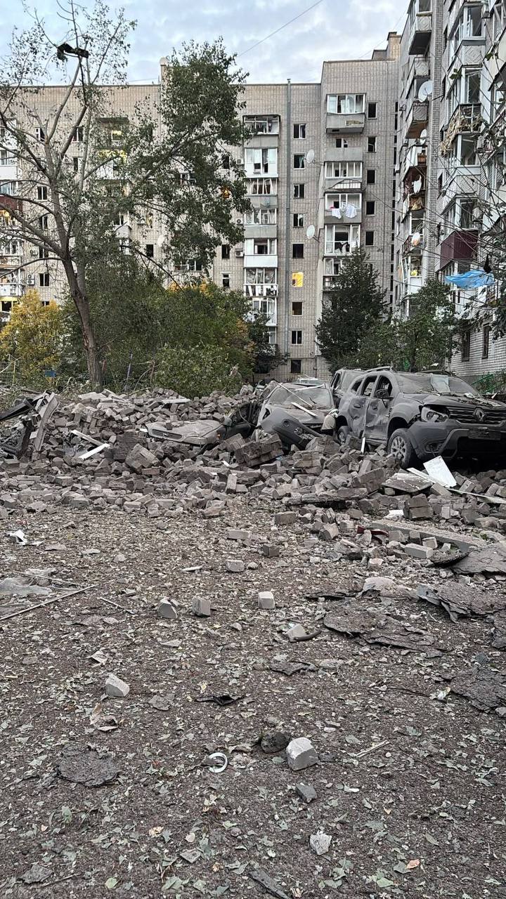 Вибиті вікна та понівечені фасади: Росія вдарила по житлових кварталах Кременчука (фото)