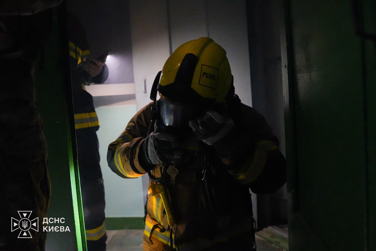 РФ вдарила по багатоповерхівці в Києві: частину будинку зруйновано, серед постраждалих діти