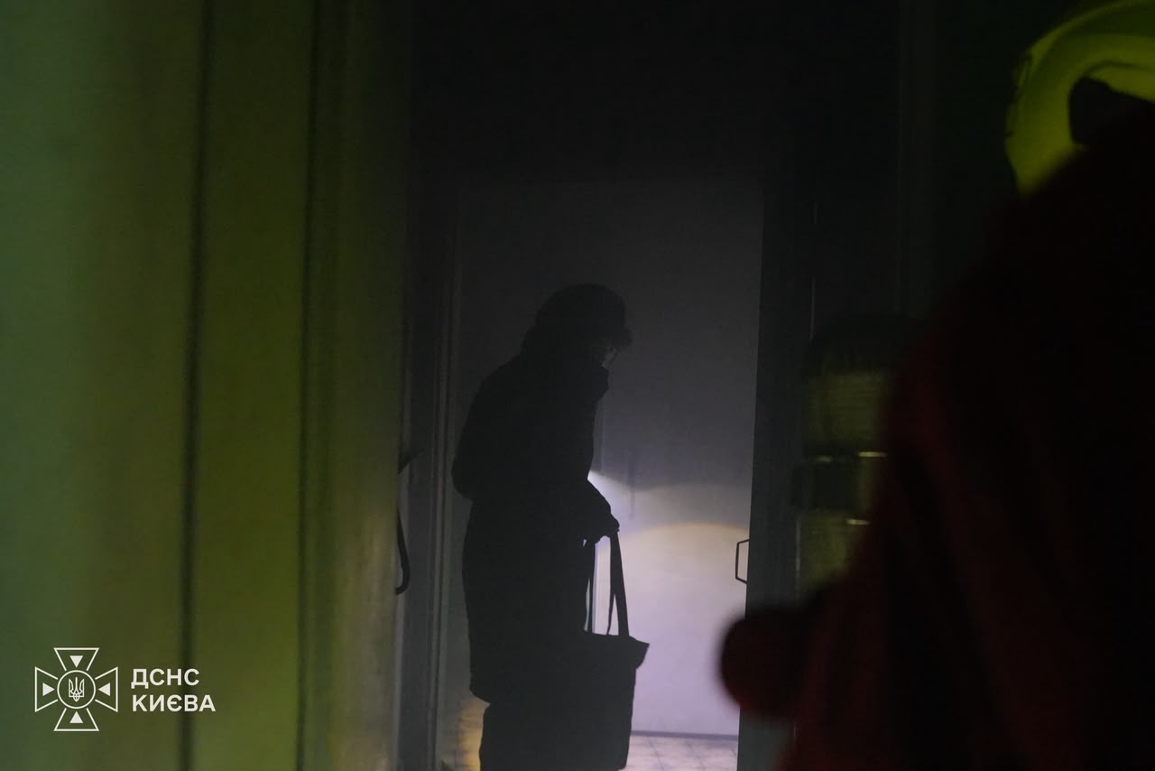РФ вдарила по багатоповерхівці в Києві: частину будинку зруйновано, серед постраждалих діти