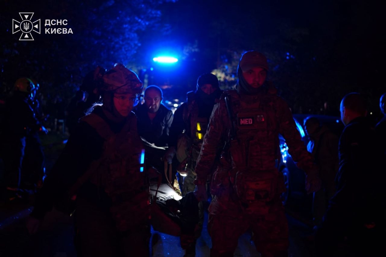 Горять 8 поверхів, є жертва та постраждалі: все про удар по багатоповерхівці в Києві (фото, відео)