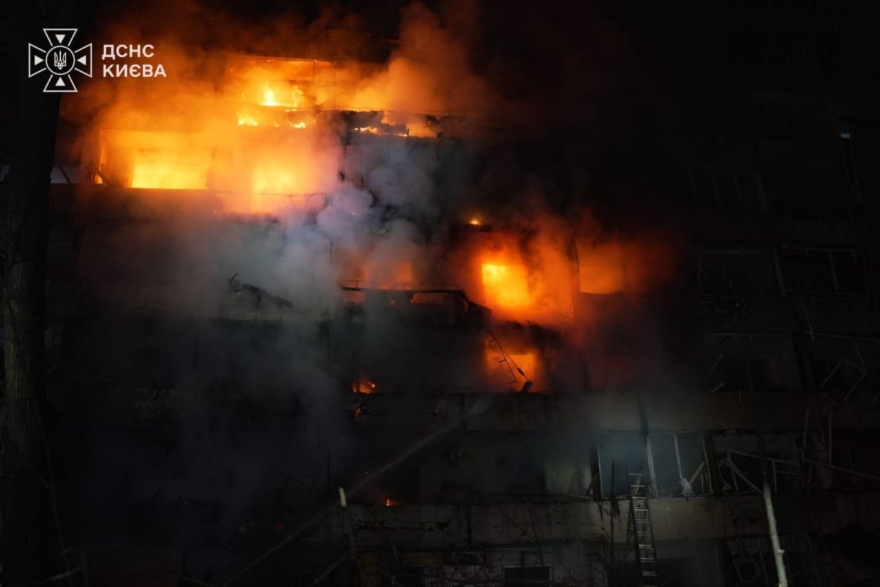 Горять 8 поверхів, є жертва та постраждалі: все про удар по багатоповерхівці в Києві (фото, відео)
