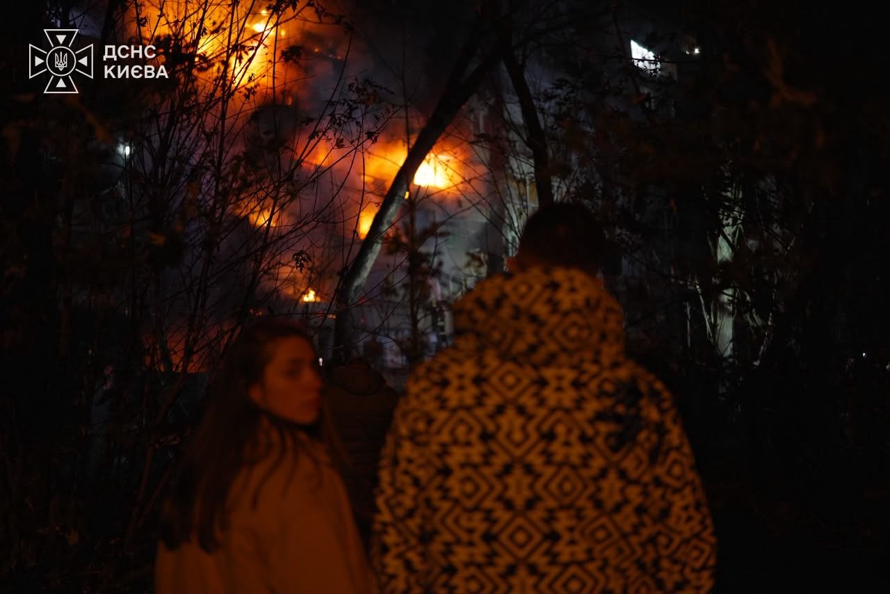 Горять 8 поверхів, є жертва та постраждалі: все про удар по багатоповерхівці в Києві (фото, відео)
