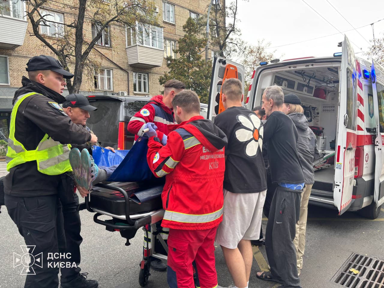 У центрі Києва впав дрон: пошкоджені будинки, є постраждалі