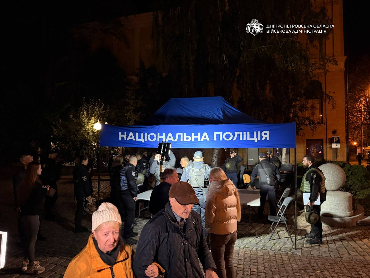 У Дніпрі спалахнув будинок після обстрілу, з нього рятують людей (відео)