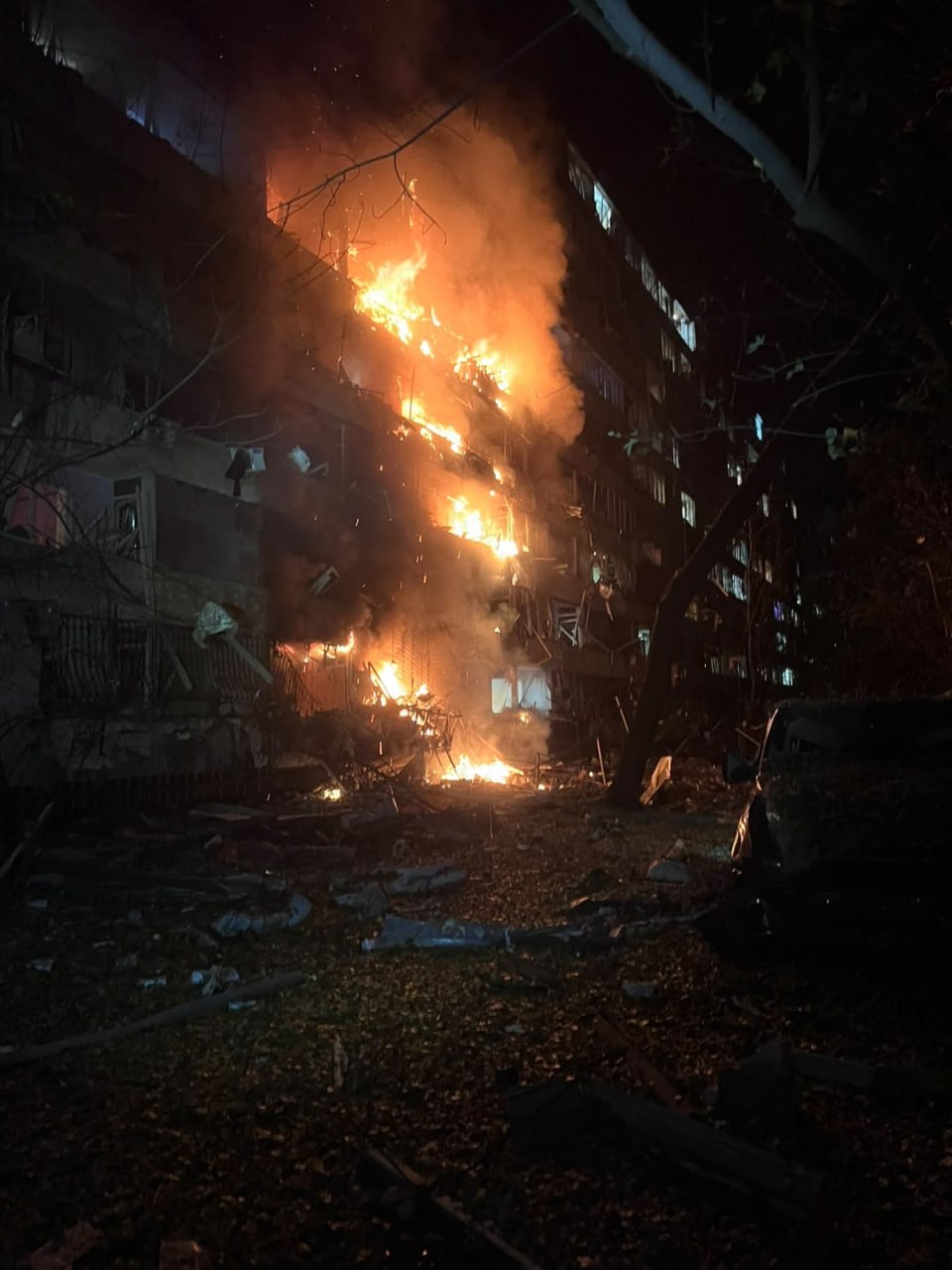 Горять 8 поверхів, є жертва та постраждалі: все про удар по багатоповерхівці в Києві (фото, відео)