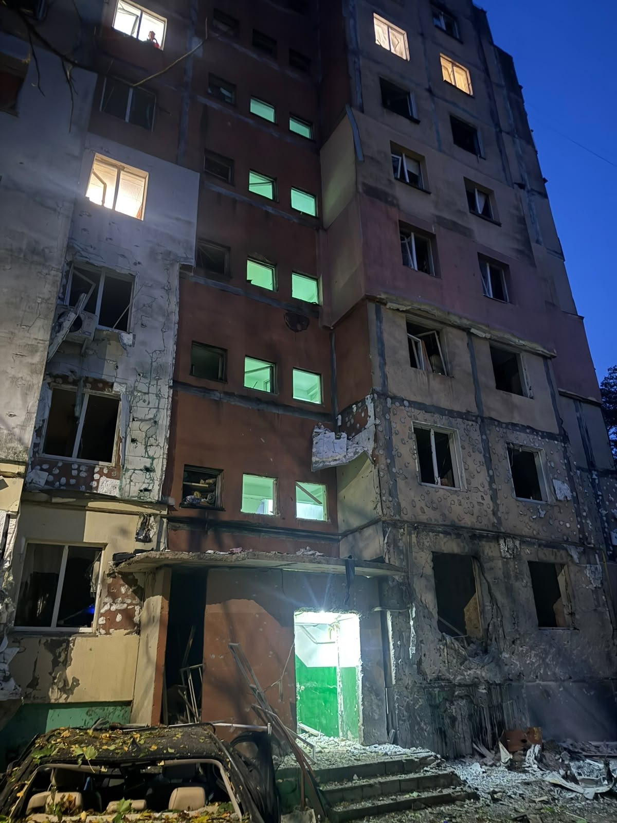 Повреждена высотка, города без света и воды: последствия ударов по западу Украины