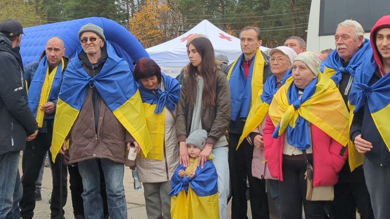 "Це свято, ми повертаємо наших". Як жителі Олешок вирвалися з окупації та голоду