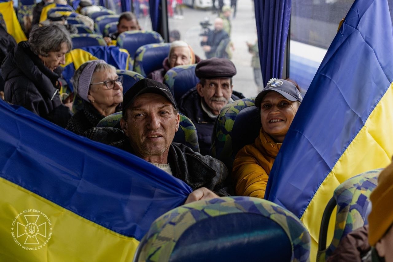 "Це свято, ми повертаємо наших". Як жителі Олешок вирвалися з окупації та голоду