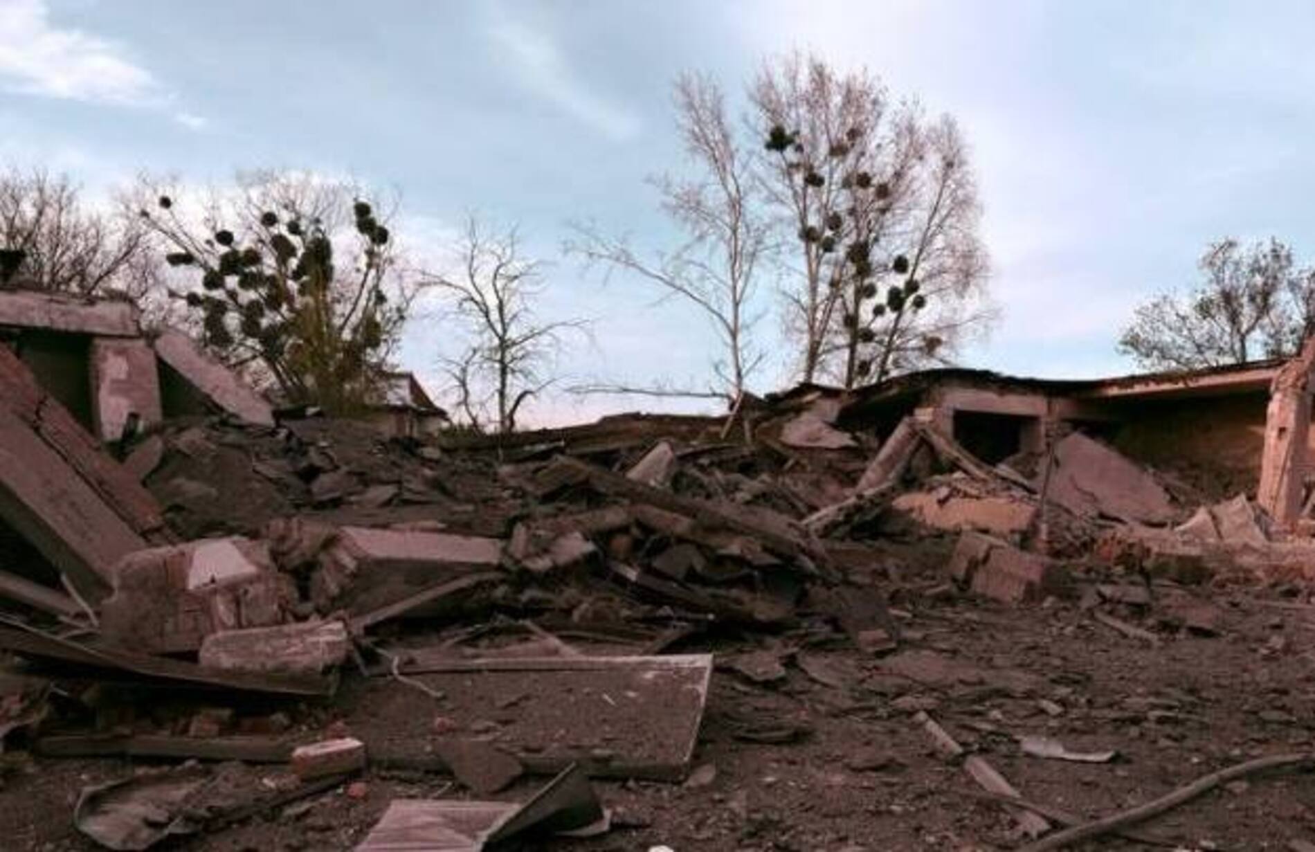 Авіабомба РФ зруйнувала 5-поверхівку в Ізюмі, під завалами люди