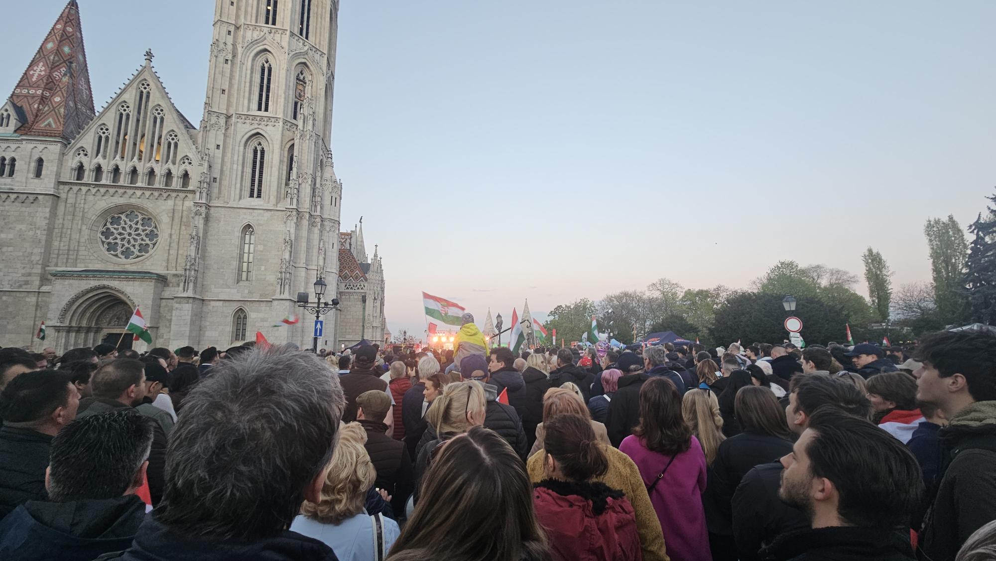 Зеленский на каждом шагу: как Орбан использует Украину в агитации. Репортаж из Будапешта