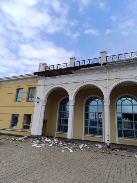 Russia strikes Ukraine's railway station in Sloviansk, 4 workers injured
