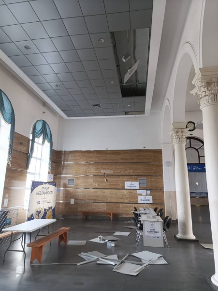 Russia strikes Ukraine's railway station in Sloviansk, 4 workers injured