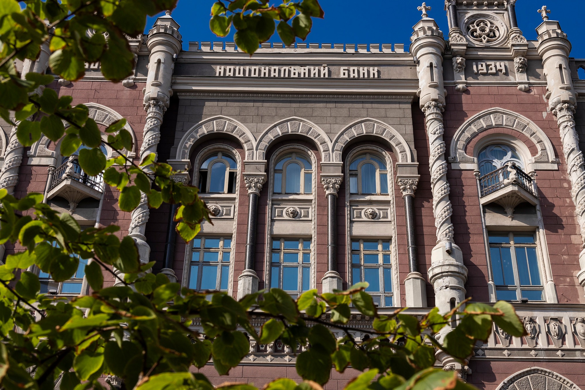 Доллар идет на 45? Почему скачет курс гривны и остановит ли НБУ валютные рекорды