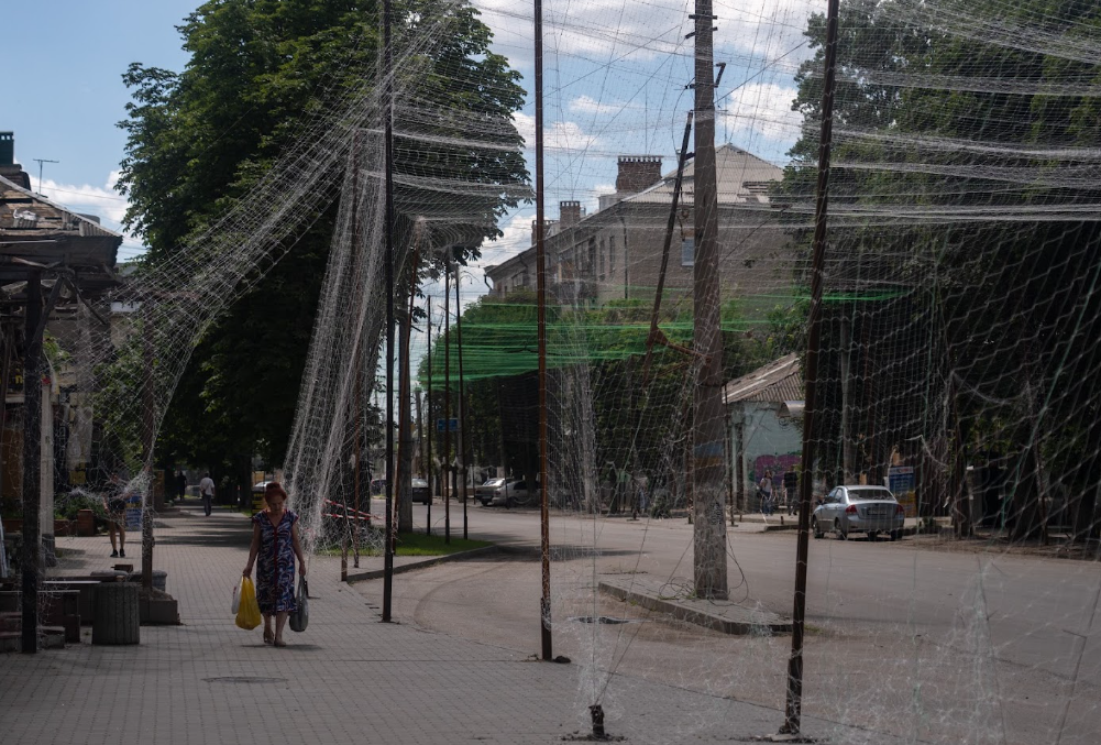 "Пока есть вода, мы остаемся". Как живет Славянск в 10 километрах от фронта
