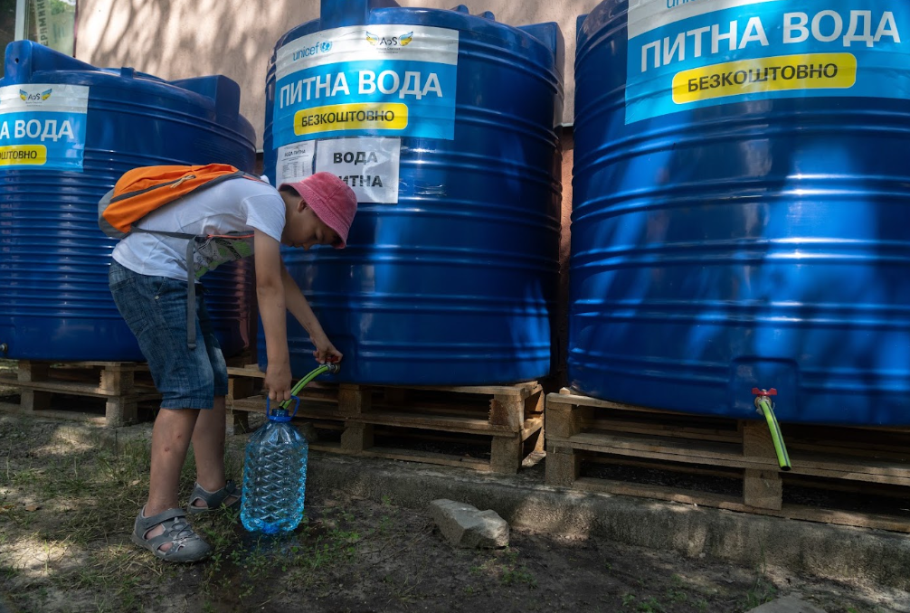 "Пока есть вода, мы остаемся". Как живет Славянск в 10 километрах от фронта